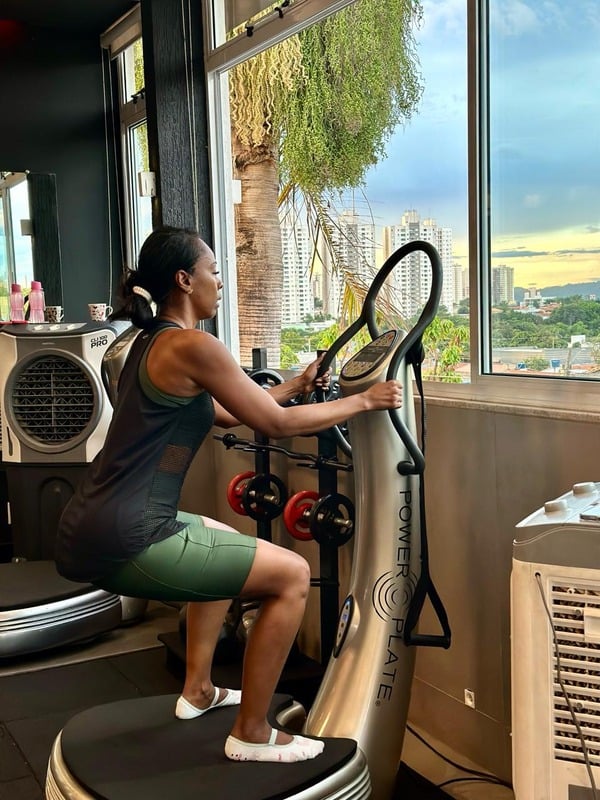 Aluna treinando na Power Plate no Studio PowerFit