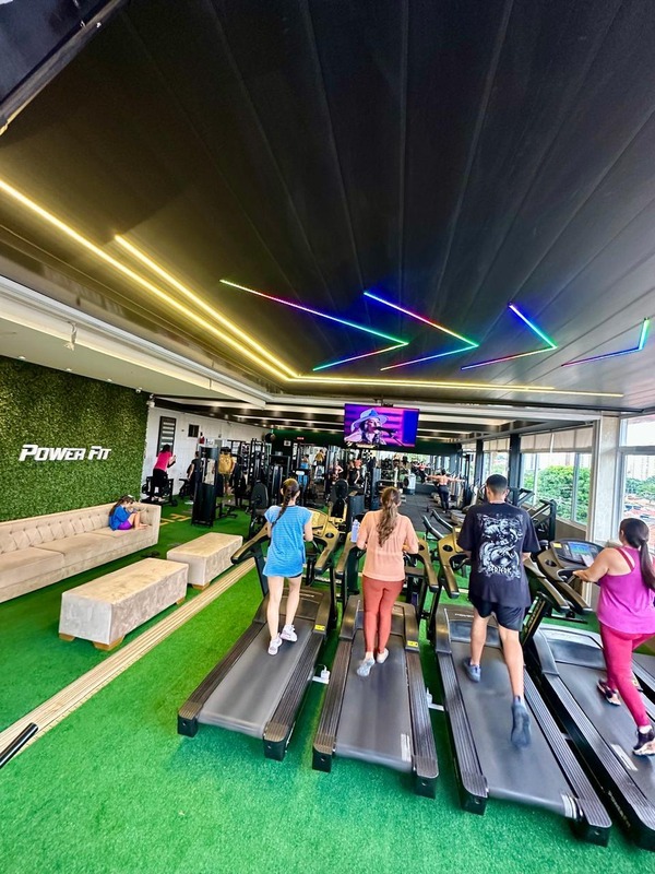 Esteiras e ergometria — espaço amplo